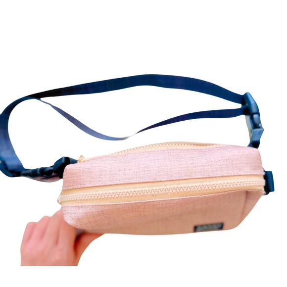 Sassy Woof “Pinot” Woof Pack with “Baby Got Black” Strap size Small - Picture 4 of 4